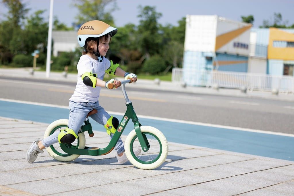 Tercera imagen de la Bicicleta de Equilibrio Verde de Hape